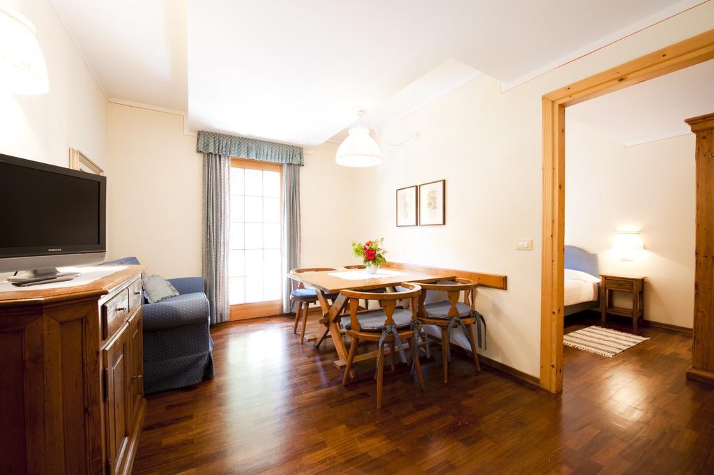Holidays Dolomiti Apartment Resort Carisolo Room photo